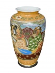 PORCELANA SATZUMA, um (1) vaso confeccionado em porcelana Satzuma com rica decoração de figuras, elementos florais, espirais e montanhas em policromia e relevo com realces em ouro, apresentando falhas na douração, medindo 25x10cm.