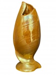 FAIANÇA, um (1) vaso confeccionado em faiança vitrificada no feitio de concha marítima com pintura furtacor em tom dourado, medindo 32cm de altura.