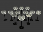 CRISTAIS, doze (12) taças para vinho confeccionadas em cristal translucido com haste cilíndrica na tonalidade preta, apoiada sobre base circular, medindo 17x7cm. 1 possui bicado.