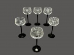 CRISTAIS, seis (6) taças para vinho confeccionadas em cristal translucido com haste cilíndrica na tonalidade preta, apoiada sobre base circular, medindo 19x7,5cm.