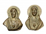 ARTE SACRA, dois (2) imaginários de parede confeccionados em bronze representando Sagrado Coração de Jesus e Sagrado Coração de Maria, medindo 18,5x13cm e 17,5x13,5cm.