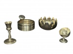 METAL PRATEADO, lote com quatro (4) peças confeccionadas em metal espessurado a prata de modelos, tamanhos e decorações distintas, sendo: A) CHRISTOFLE, 1 castiçal com corpo torneado e base circular escalonada, numerada, mossa na borda, medindo 12cm de altura, B) BEL PRATA, 1 porta garrafas com tampa, medindo 6x11,5cm, C) BRISTOL, 1 cinzeiro com cinzelado de caneluras, medindo 8,5x6cm e D) 1 cachepot com bordas recortadas no feitio de folhagens, medindo 7x12,5cm.
