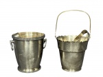 METAL PRATEADO, dois (2) baldes de gelo confeccionados em metal espessurado a prata, sendo: A) AUREA, cinzelado por perolados e alças laterais em argola, medindo 14,5x13cm e B) ART PRATA, cinzelado por elementos vegetalistas, bordas recortadas e alça articulável, medindo 14x13cm, ambos acompanham pegador.
