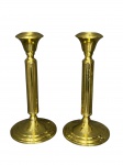 METAL DOURADO, par (2) de castiçais confeccionados em metal dourado polido, corpo cilíndrico cinzelado em caneluras, apoiada sobre base cônica e escalonada, medindo 22cm.