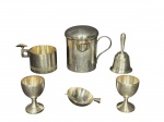 METAL PRATEADO, lote com quatro (4) peças confeccionadas em metal espessurado a prata de modelos, tamanhos e decorações distintas, sendo: A) 1 caneca com tampa, medindo 10,5x8cm, B) 2 taças para vinho da manufatura BRISTOL, medindo 7x4,5cm, D) 1 sineta, medindo 9cm e E) 1 cinzeiro, medindo 6,5x9,5x6,5cm.