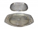 METAL PRATEADO, duas (2) bandejas ovais confeccionadas em metal espessurado a prata, sendo: A) 1 com rico cinzelado de frutos em relevo, caneluras e fitas cruzadas com fundo em elementos florais e vegetalistas, apresentando falhas no banho, medindo 41x25,5cm e B) 1 WOLFF, borda lisa, leves ranhuras, medindo 44,5x32cm.