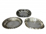 METAL PRATEADO, lote com três (3) fruteiras de modelos, tamanhos e decorações distintas, sendo 2 em metal espessurado a prata (1 da WOLFF e 1 da EBERLE) e 1 em aço inox, medindo cada 3,5x27cm, 5x25cm e 4x30,5x21cm.