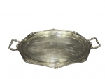 METAL PRATEADO, uma (1) bandeja oval confeccionada em metal espessurado a prata da manufatura WOLFF, borda cinzelada em caneluras e florões com recortes, sinais de uso, medindo 52x34cm.
