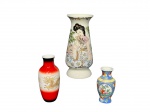 PORCELANA ORIENTAL, três (3) vasos confeccionados em porcelana oriental de modelos, tamanhos e decorações distintas, sendo: A) 1 decorado por gueixa e elementos vegetalistas em policromia com realces em ouro, medindo 19,5x8cm, B) 1 esmaltado na tonalidade vermelha com parte central decorada por dragões chineses, medindo 14cm de altura e C) 1 esmaltado na tonalidade azul com rica decoração floral em policromia, medindo 10cm.