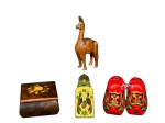 DIVERSOS, lote com cinco (5) peças de modelos, tamanhos e decorações distintas, sendo: A) 1 escultura em madeira entalhada representando lhama, medindo 14,5cm, B) 1 caixa porta joias confeccionada em madeira com decoração floral, interior em tecido aveludado na tonalidade vermelha, medindo 5x8x8cm, C) par de sapatas holandesas em madeira na tonalidade vermelha com pintura floral em policromia, medindo 5x11x5cm e D) 1 prendedor confeccionado em metal dourado decorado por pássaros esmaltados em cloisonné, medindo 11x4cm.