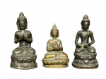 ESCULTURAS ORIENTAIS, três (3) esculturas confeccionadas em bronze representando Buda, medindo 9,5cm e 7,5cm.