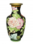 CLOISONNÉ, um (1) vaso balauste confeccionado em metal dourado com esmaltagem em cloisonné na tonalidade preta com nuvens em douração e elementos florais em policromia, medindo 26x9cm.