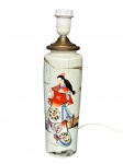 ABAJUR, um (1) abajur para uma lâmpada confeccionado em porcelana banca com esmaltagem na tonalidade azul com pintura de figura oriental e arvoredos em policromia, guarnições em metal dourado, pintado a mão, medindo 32,5cm de altura.