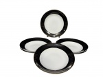 PORCELANA SCHMIDT, seis (6) pratos fundos confeccionados em porcelana nacional na tonalidade branca, borda com espessa faixa na tonalidade preta decorado por frisos ondulados em ouro, medindo 23cm.