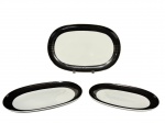 PORCELANA SCHMIDT, três (3) travessas ovais confeccionadas em porcelana nacional na tonalidade branca, borda com espessa faixa na tonalidade preta decorado por frisos ondulados em ouro, medindo 37x25cm / 32x21cm e 28,5x19cm.