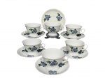 PORCELANA SRS, seis (6) xícaras para chá com seus respectivos pires confeccionados em porcelana na tonalidade branca com pintura de flores e folhagens em policromia, medindo 6,5x11x9,5cm.