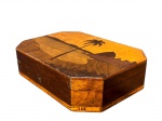 DIVERSOS, uma (1) caixa porta joias oitavada confeccionada em madeira com decoração em marchetaria representando paisagem, laterais em elementos geométricos, não possui chave, medindo 5,5x22x15,5cm.