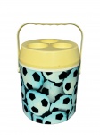 DIVERSOS, um (1) cooler confeccionado em plástico rígido com estampa de bolas de futebol, alça central articulável e tampa com encaixe para 3 copos, sinais de uso, medindo 27x22cm.
