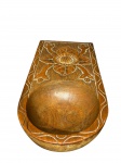 DIVERSOS, uma (1) grande gamela confeccionada em madeira entalhada a mão por elementos florais e frisos ondulados, medindo 9x50x22cm.
