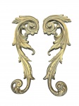 DIVERSOS, par (2) de apliques de parede confeccionados em resina representando arabescos com patina dourada, 1 apresenta imperceptível bicado, medindo 62,5x24cm.