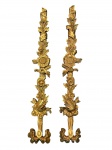 DIVERSOS, par (2) de apliques de parede confeccionados em resina imitando madeira com patina em vasta douração, ricamente decorada por elementos florais e vegetalistas em recortes, finalizado por laçarote, medindo 84cm de comprimento.