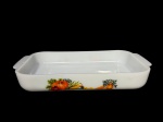 TERMO-REY ®, um (1) pirex retangular com bordas arredondas confeccionada em vidro opalinado na tonalidade branca com pintura de legumes e verduras em policromia, medindo 5x34,5x20cm, apresenta bicados na borda.