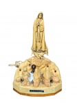 ARTE SACRA, uma (1) luminária ou peça devocional representando Nossa Senhora de Fátima, em material sintético de coloração marfim, com imagem da santa sobre base cenográfica alusiva às aparições, com figuras de três (3) pastorinhos em oração, instalação elétrica e soquete para lâmpada, medindo 24cm de altura, quebra nos pés e nas lâmpadas, vendida no estado.