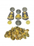 MILITARIA, quarenta e seis (46) botões de farda e três (3) insígnias/apliques, em metal dourado e plástico rígido, ornados com motivo de âncora, vendidos no estado da foto, tamanhos distintos.