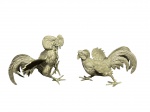 ESCULTURAS, duas (2) esculturas confeccionadas em metal espessurado a prata representando galos de rinha, medindo 9x14x13,5cm e 13x12x13cm.