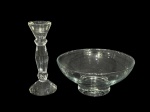 CRISTAL e VIDRO, lote com duas (2) peças, sendo: A) SWAROVISKY, um (1) castiçal confeccionado em cristal translucido com trabalho facetado, medindo 19,5x6cm e B) 1 fruteira circular confeccionada em vidro translucido, medindo 9,5x21cm.