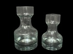 VIDROS, dois (2) decanters confeccionados em vidro translucido, maior medindo 20,5x8cm e menor 17x7cm.