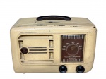 SOM, um (1) rádio antigo, da marca Emerson Radio and Phonograph Corp., New York, U.S.A., com caixa em material plástico na tonalidade marfim, apresentando falhas, mostrador frontal de sintonia, dois botões inferiores de comando e alça superior para transporte, não testado e sem garantia de funcionamento, medindo 19x27,5x14cm.