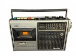 SOM, um (1) rádio gravador portátil, da marca Toshiba, modelo RT-383FL, com receptor multibanda, toca-fitas cassete frontal, painel superior com teclas de comando, botões de ajuste e alça para transporte, em caixa de material sintético nas tonalidades cinza e preto, apresenta desgastes e sinais de uso, ligando, porém, sem garantia de funcionamento, medindo 20x30,5cm.