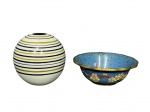 PORCELANA e CLOISONNÉ, lote com duas (2) peças, sendo: A) 1 esfera confeccionada em porcelana branca decorado por frisos na tonalidade preta, verde e prata, medindo 10x10cm e B) 1 bowl confeccionado em metal dourado em cloisonné na tonalidade azul, decorada por nuvens e elementos florais em policromia com borda em recortes, medindo 5x13cm.