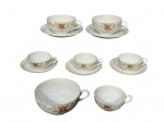 PORCELANA ORIENTAL, sete (7) xícaras, sendo: A) 3 para chá, somente duas com seus respectivos pires, 1 com fio de cabelo, medindo 4,5x10,5x8,5cm, B) 4 para café, somente 3 com seus respectivos pires, medindo 3x7,5x6cm, confeccionadas em fina porcelana na tonalidade branca com pintura floral em policromia e realces vegetalistas em ouro.