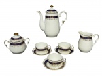 PORCELANA SCHMIDT, serviço para café com seis (6) peças, sendo: A) 1 bule para café, medindo  17,5x17x8cm, B) 1 açucareiro, medindo 10x12x7cm, C) 1 leiteira, medindo 10,5x10,5x6cm e D) 3 xícaras para café com seus respectivos pires, medindo 4x8x6,5cm, confeccionados em porcelana nacional na tonalidade branca, decorada por espessa faixa com decoração abstrata, filetes e realces em ouro.