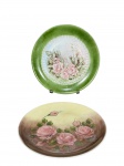 PORCELANAS, dois (2) pratos decorativos confeccionados em porcelana branca com pintura floral de modelos distintos em policromia, medindo 25,5cm de diâmetro.