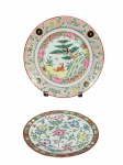 PORCELANA DE MACAU, dois (2) pratos decorativos confeccionados em porcelana oriental na tonalidade branca, sendo: A) 1 decorado por elementos florais, vegetalistas, aves e símbolos em policromia com realces em ouro, medindo 23cm e B) 1 decorado por elementos florais e vegetalistas em policromia com realces e ouro, medindo 18cm.