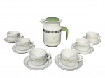 PORCELANAS, parte de serviço para café com sete (7) peças confeccionadas em porcelana nacional da manufatura POZZANI na tonalidade branca com pintura de elementos florais na tonalidade verde, sendo: A) 1 bule para café, medindo 17x17x11cm, tampa e alça em material plástico e B) 6 xícaras para chá com seus respectivos pires, medindo 5,5x9,5x7,5cm.