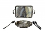 METAL INOX, lote com quatro (4) peças confeccionadas em aço inox, sendo: A) 1 bandeja retangular, B) 1 travessa oval, C) 1 pegador de salada e D) 1 colher para arroz, apresentam sinais de uso.