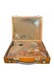 DIVERSOS, uma (1) caixa para pintura confeccionada em madeira, interior com 5 divisórias, parte para encaixar eucatex para pintura, acompanha paleta e 5 pínceis, apresenta sinais de uso e marcas de tinta, medindo 7x31x25cm.