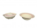 ALFREAD MEAKIN (Inglaterra, 1875-1970), duas (2) peças, sendo: A) 1 terrina, medindo 11,5x24x22,5cm e B) 1 saladeira, medindo 8x26,5cm, confeccionadas em faiança inglesa na tonalidade branca, decorada por espessa faixa na tonalidade rosa e filetes na cor preta, apresentam leves marcas do tempo.