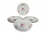 PORCELANA MAUÁ, seis (6) pratos fundos confeccionadas em porcelana nacional na tonalidade branca com pintura de elementos florais em policromia com filetes em ouro, medindo 23cm.
