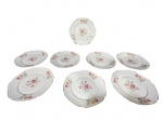 PORCELANA MAUÁ, oito (8) pratos para sobremesa confeccionadas em porcelana nacional na tonalidade branca com pintura de elementos florais em policromia com filetes em ouro, medindo 18cm.