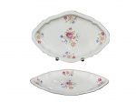 PORCELANA MAUÁ, duas (2) travessas ovais confeccionadas em porcelana nacional na tonalidade branca com pintura de elementos florais em policromia com filetes em ouro, medindo 32x21cm e 28x18,5cm.