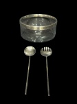 METAL PRATEADO e VIDRO, três (3) peças, sendo: A) 1 saladeira confeccionada em vidro translucido com borda em metal espessurado a prata, medindo 9x20cm e B) 2 talheres para salada: 1 colher e 1 garfo para saladas confeccionados em metal espessurado a prata.
