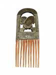 ARTE AFRICANA, um (1) pente ébano confeccionado em madeira entalhada, com parte superior com entalhes de espadas em vazado e decorada por motivos geométricos e figurativos estilizados, medindo 40x15cm.