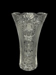 CRISTAL EUROPEU, um (1) grande vaso confeccionado em cristal europeu translucido com rica lapidação de estrelas, palmas, caneluras e frisos em baixo relevo e borda dentada em ondulações, apresentando bicados, medindo 30,5x17cm.