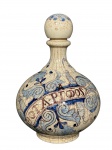 FAIANÇA / Fábrica de Cerâmica do Carvalhinho ( Porto, Portugal) - (1) Garrafa para vinho do Porto  confeccionada em faiança na tonalidade creme, craquelado e decorada com folhas , tampa globular, bojo esférico e base cilíndrica, produzida em Portugal, manufatura marcada no fundo , medida : 23 cm , tampa emperrada