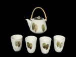 PORCELANA   Conjunto para chá, em porcelana vitrificada na tonalidade branca , composto por uma (1) chaleira e quatro (4) copos, decorado com folhas estilizadas , alça em material sintético , medidas : 8 x 6 cm e 17 x 14 cm